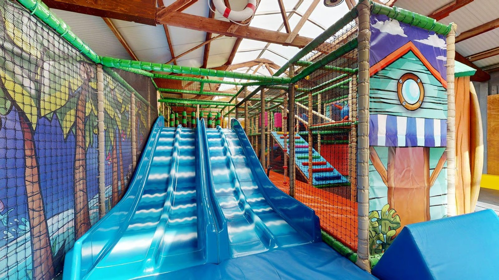 Ga zitten en geniet terwijl de kinderen spelen in de binnenspeeltuin