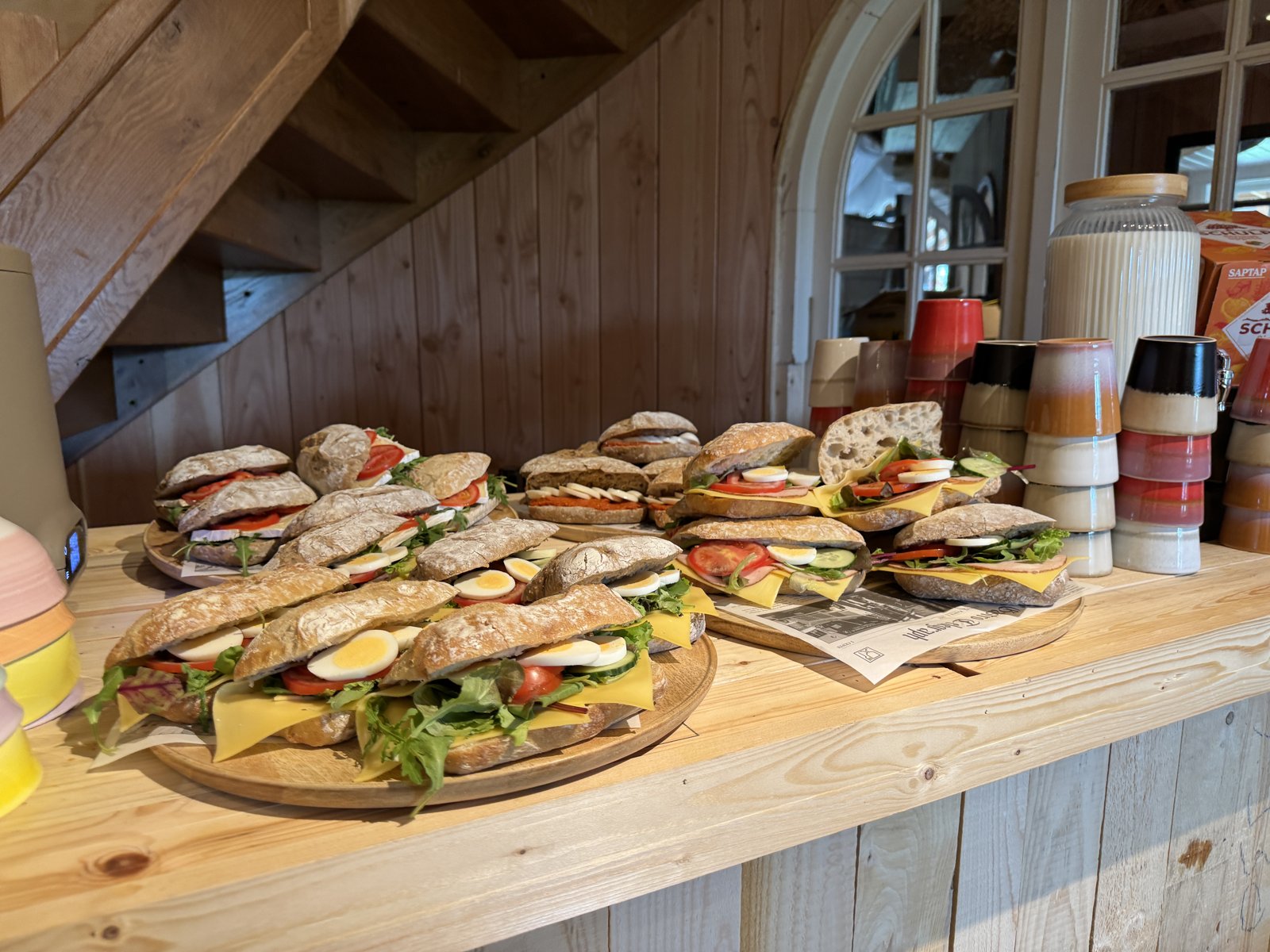 Rijk belegde broodjes voor een groepslunch bij De Hoeverij