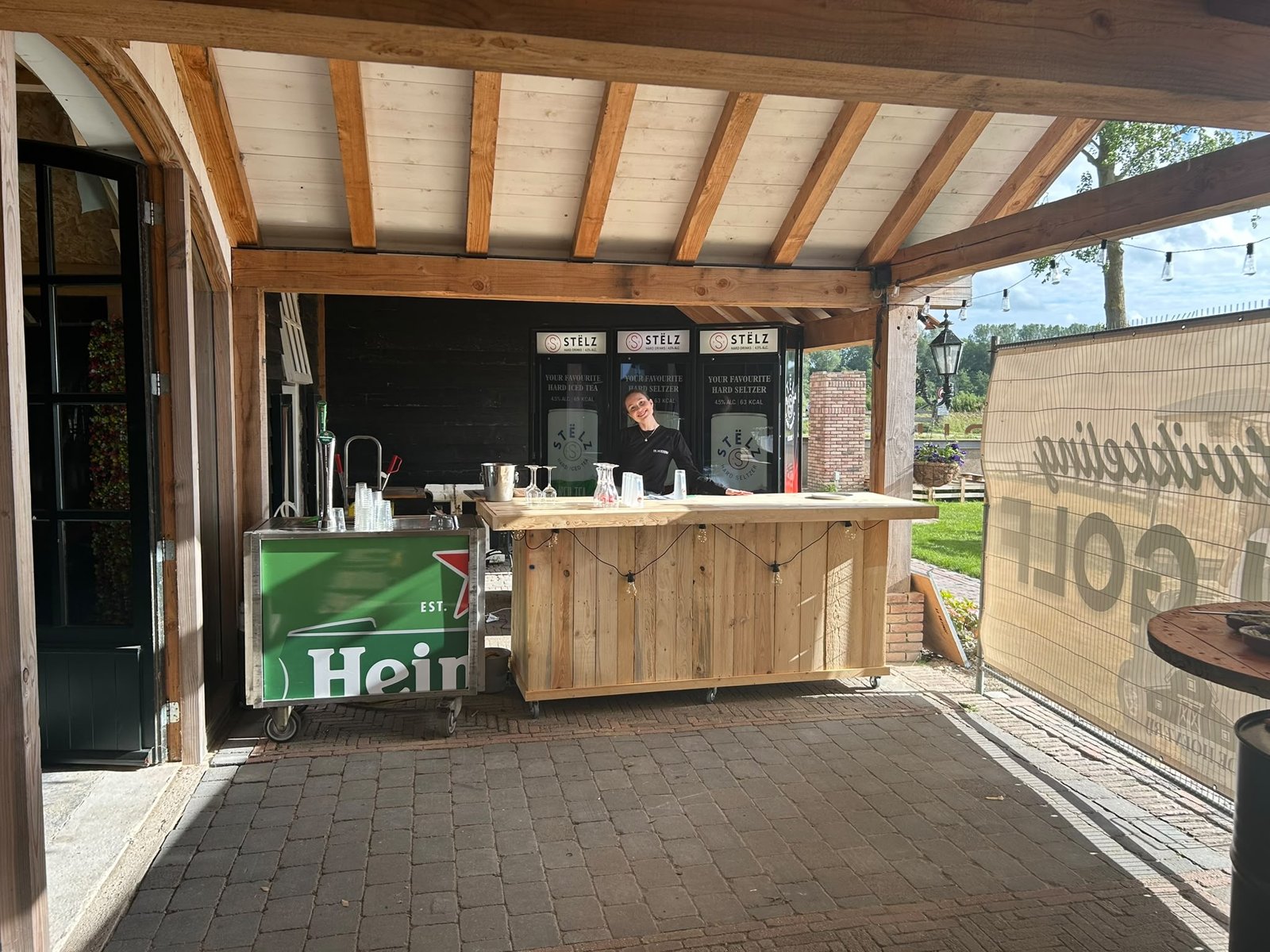 Mobiele buitenbar bij een BBQ of buffet van De Hoeverij