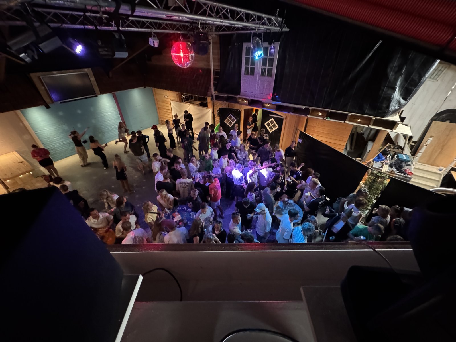 Feest met discobal en volle dansvloer bij De Hoeverij, ideaal voor uitjes en feesten