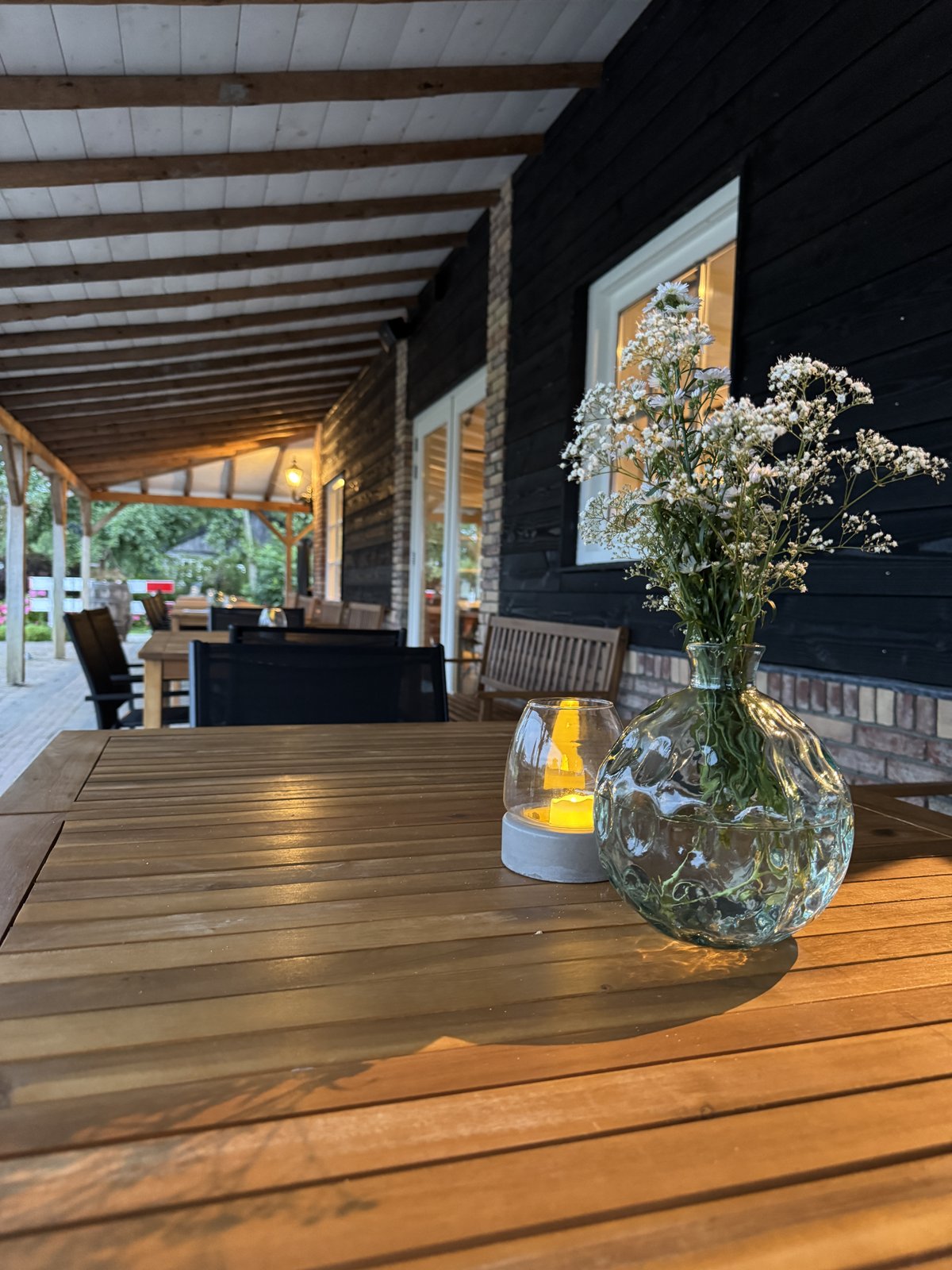 Sfeervol gedekte tafel op het overdekte terras van De Hoeverij
